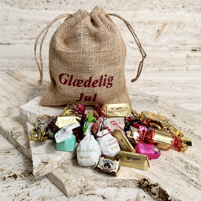 Julesæk med "Glædelig Jul" tekst og 200 gram luksus chokoladeblanding
